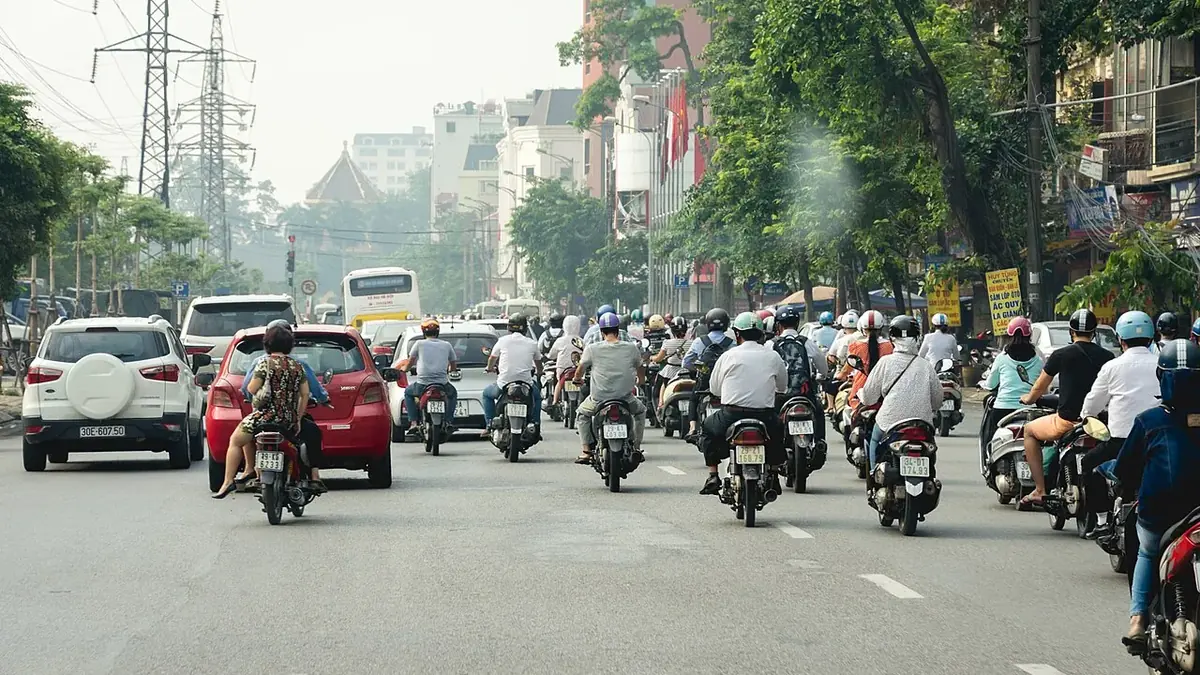 Scooters et voitures dans la circulation de Hanoï