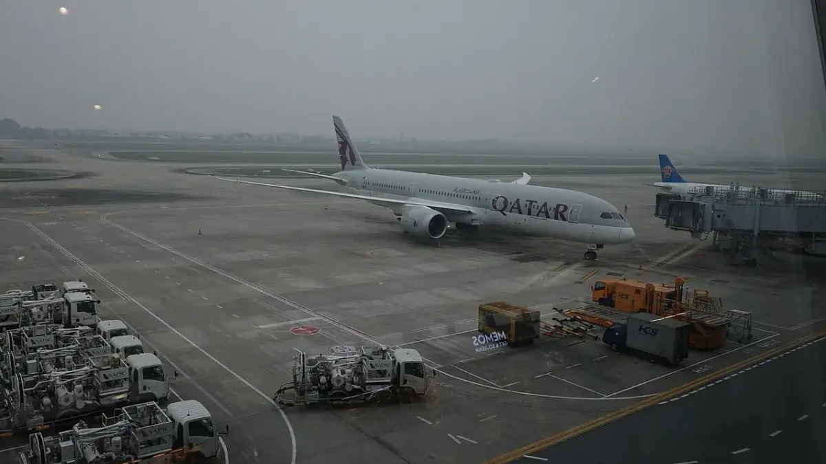 Le tarmac de l'aéroport de Nội Bài, à Hanoï, avec un avion à l'arrêt