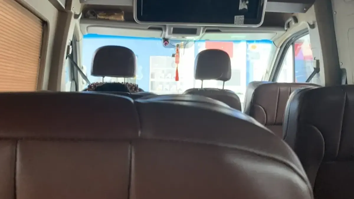L'intérieur d'une limousine entre Phủ Lý et Hanoï, vu depuis un siège arrière
